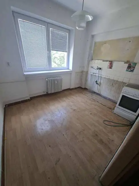 Vyprataná kuchyňa pred rekonštrukciou